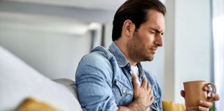 Douleur au sternum : est-ce que c’est grave ? Un jeune homme qui se plaint d'une douleur au sternum, sans en connaître la cause.