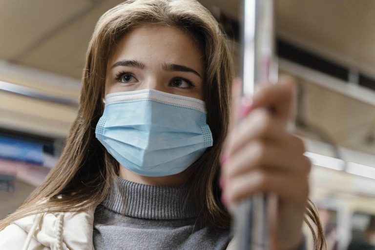 Une femme qui porte le masque, même s'il n'est pas obligatoire, pour se protéger pendant l'épidémie de grippe.