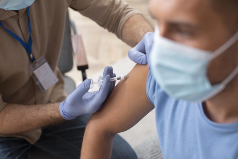 Un homme qui se fait vacciner contre la grippe pour passer l'hiver serein.
