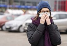 Épidémie : pourquoi la grippe frappe de plus en plus tôt ? Une femme qui se rend chez le médecin pour suspicion de grippe.