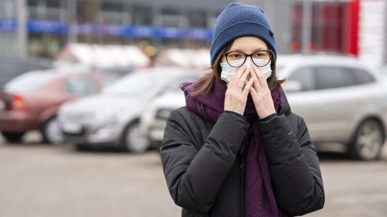 Une femme qui se rend chez le médecin pour suspicion de grippe.