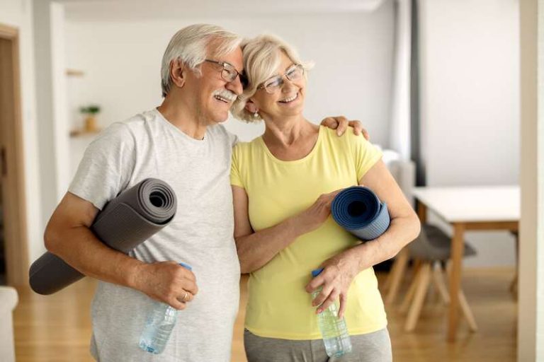 Un couple de personnes âgées qui suit toutes les recommandations pour vivre plus longtemps.