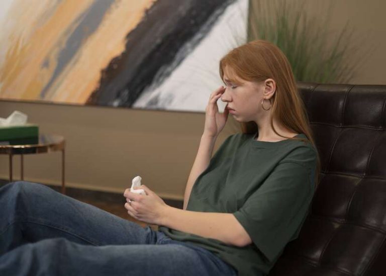 Une femme qui a peur de découvrir un diagnostic médical car elle souffre de la FOFO, fear of finding out.