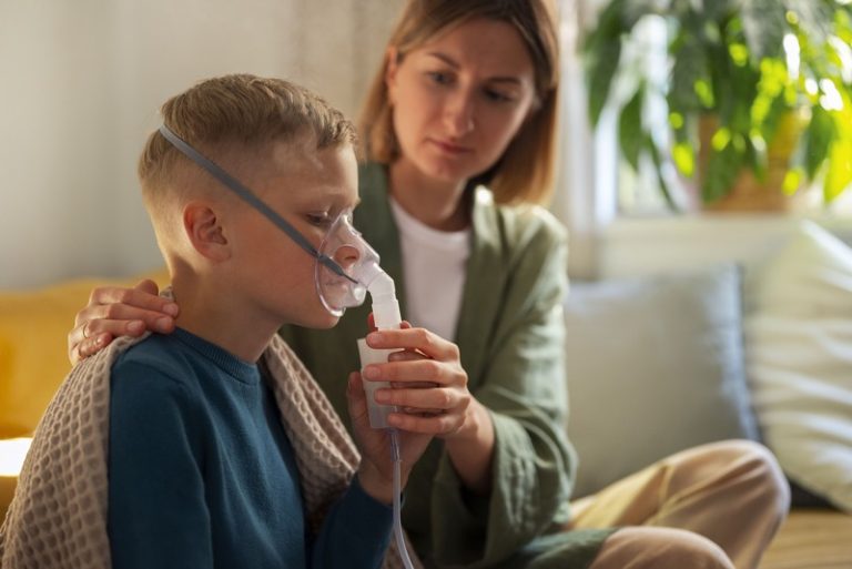 Une mère administre un premier traitement contre la tuberculose à son enfant.