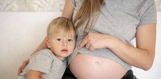 Grossesse et perturbateurs endocriniens : des effets sous-estimés sur la santé des bébés ? Une jeune mère enceinte qui doit faire face à la pollution et aux perturbateurs endocriniens.