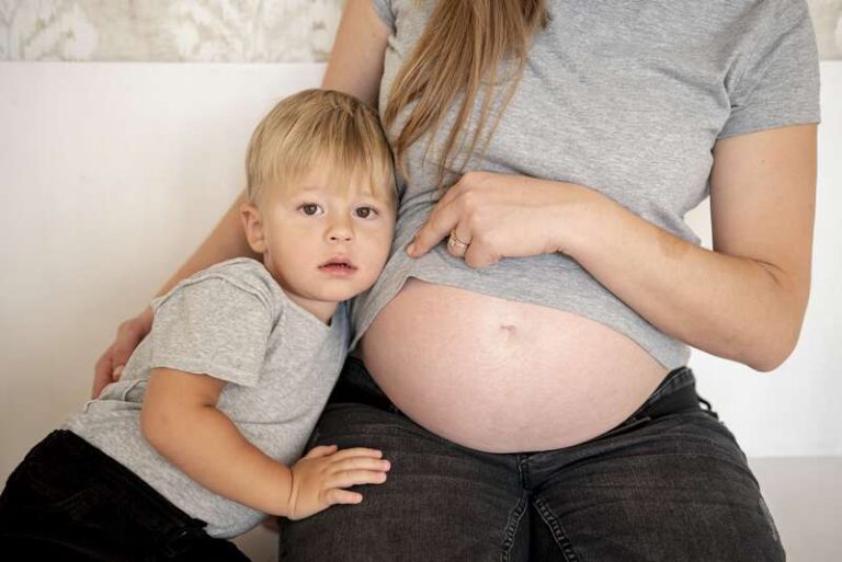 Une jeune mère enceinte qui doit faire face à la pollution et aux perturbateurs endocriniens.