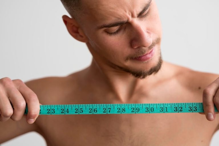 Un homme inquiet de la taille de son pénis.