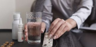 Infections hivernales : pourquoi faut-il éviter les anti-inflammatoires ? Une femme qui prend du paracétamol à la place des anti-inflammatoires pour soigner une infection hivernale.