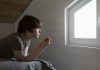 Solitude : quelles sont les solutions pour vaincre l’isolement social ? Une jeune fille qui souffre de la solitude et qui ne trouve pas de solutions pour la vaincre.
