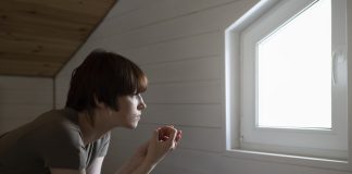 Solitude : quelles sont les solutions pour vaincre l’isolement social ? Une jeune fille qui souffre de la solitude et qui ne trouve pas de solutions pour la vaincre.