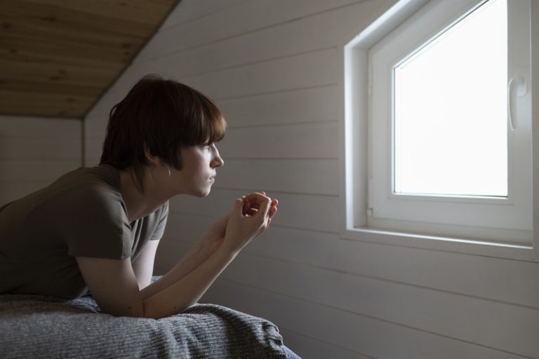 Une jeune fille qui souffre de la solitude et qui ne trouve pas de solutions pour la vaincre.