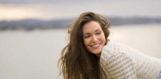 Quels sont les trois besoins fondamentaux pour trouver le bonheur ? Une femme qui a trouvé les trois piliers fondamentaux du bonheur et qui est aujourd'hui heureuse.