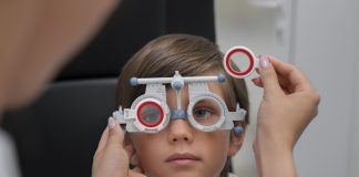 Myopie : comment notre mode de vie abîme-t-il nos yeux ? Un enfant myope consulte son ophtalmologue pour renouveler ses lunettes.