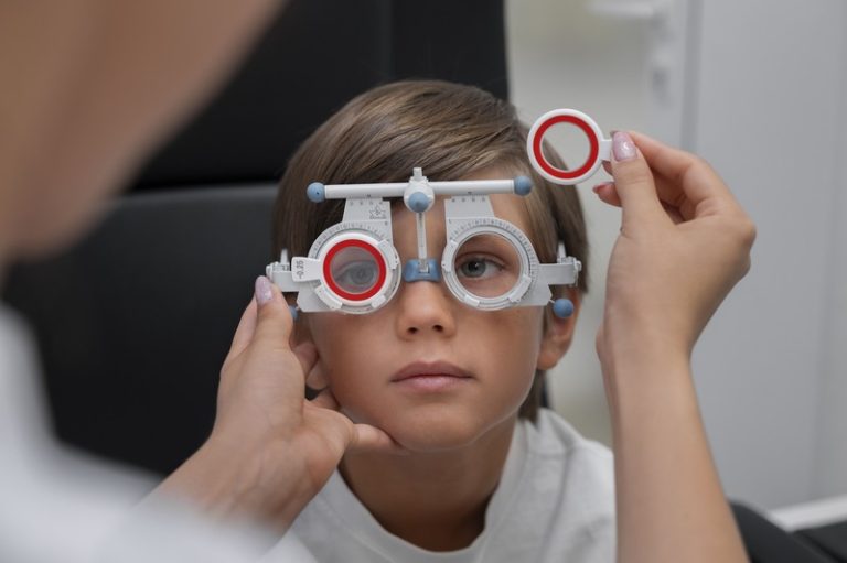 Un enfant myope consulte son ophtalmologue pour renouveler ses lunettes.