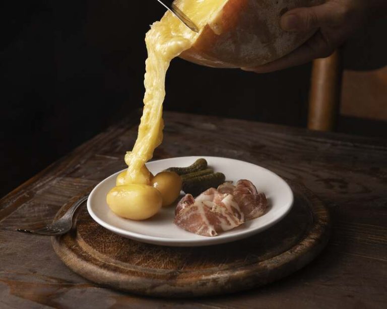 Une femme qui prépare une raclette pour des personnes souffrant d'un cholestérol.