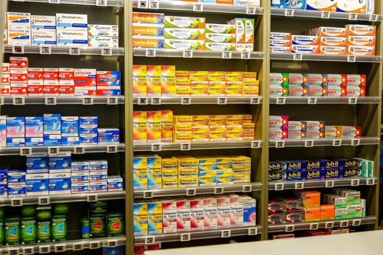 Un mur d'antalgiques destinés à la vente dans une pharmacie.
