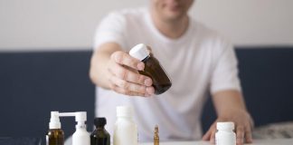 Quels sont les compléments alimentaires réellement utiles en hiver ? Un homme malade qui hésite entre médicaments et compléments alimentaires pour renforcer son système immunitaire.