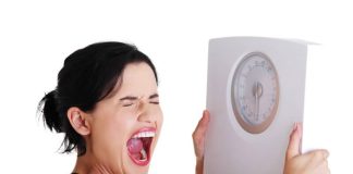 Dr Antoine Pierre : “les régimes se soldent la plupart du temps par des échecs” Une jeune femme furieuse de voir que son régime ne fonctionne pas.