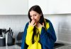 Remontée acide : quelles sont les causes du reflux gastro-œsophagien ? Une jeune femme qui souffre de reflux gastro-œsophagien et doit vivre avec des remontées acides fréquentes.