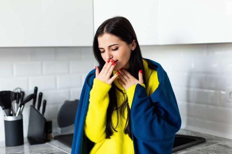 Une jeune femme qui souffre de reflux gastro-œsophagien et doit vivre avec des remontées acides fréquentes.