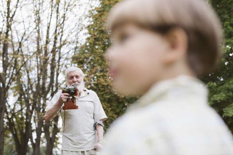 Un grand-père, issu de la génération baby-boomers, qui regarde son petit-fils, issu d'une génération à la santé mentale plus fragile.