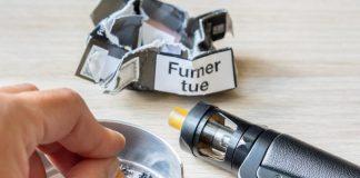 Sevrage tabagique : la cigarette électronique ne remplace pas toujours la cigarette Une personne qui alterne entre cigarette classique et cigarette électronique.