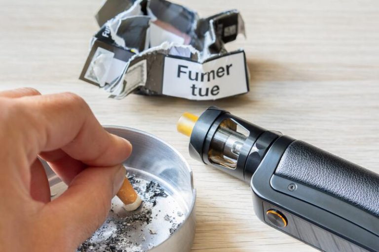 Une personne qui alterne entre cigarette classique et cigarette électronique.