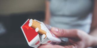 Quelles marques de cigarettes vont disparaître en France à partir de 2026 ? Une femme montre la marque de son paquet de cigarettes, l’une de celles appelées à disparaître en 2026.