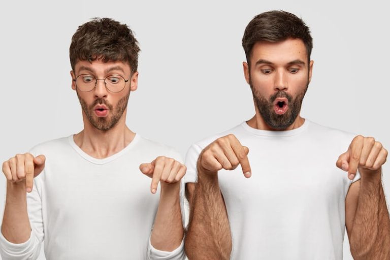 Deux hommes inquiets de savoir s'ils ont un pénis de chair ou de sang.