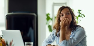 TDAH : comment poser un diagnostic à l’âge adulte ? Une femme qui a du mal à se concentrer parce qu'elle souffre d'un TDAH non diagnostiqué.