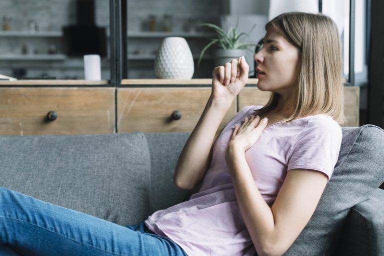 Une femme qui souffre d'une toux persistante.