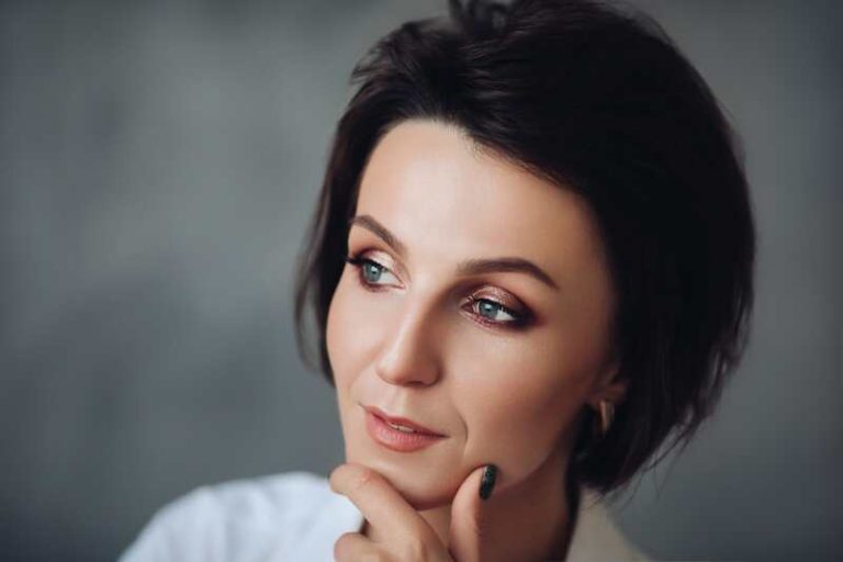 Une femme qui peut déterminer en un regard si une personne est malade.
