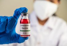 Covid-19 : non, les vaccins n’augmentent pas le risque de mortalité Un médecin qui tient entre ses mains un des vaccins lancés pendant la pandémie de covid-19.