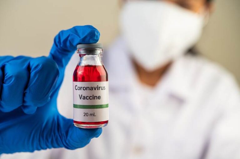 Un médecin qui tient entre ses mains un des vaccins lancés pendant la pandémie de covid-19.