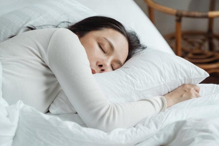 Une jeune femme en plein sommeil, face au choix de changer de matelas.