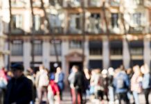 Comment vont vraiment les Français en cette fin d’année ? Une foule de Français dans la rue qui discute de leur santé.