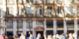 Comment vont vraiment les Français en cette fin d’année ? Une foule de Français dans la rue qui discute de leur santé.