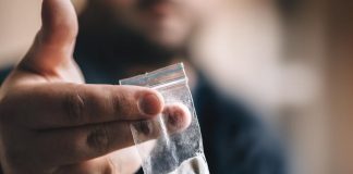 La cocaïne désormais première drogue en France : l’inquiétude devient majeure Un homme qui tient un sachet de cocaïne dans sa main.