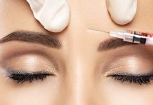 Quels sont les avantages d’une injection d’acide hyaluronique au visage ? Une femme recevant une injection d'acide hyaluronique au visage.