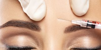 Quels sont les avantages d’une injection d’acide hyaluronique au visage ? Une femme recevant une injection d'acide hyaluronique au visage.