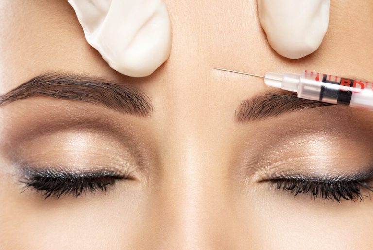 Une femme recevant une injection d'acide hyaluronique au visage.