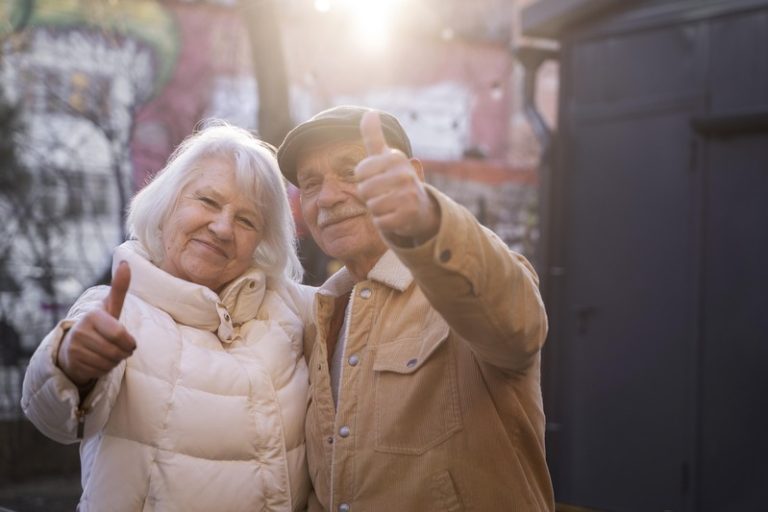 Un couple de personnes âgées aisées qui vivront plus longtemps que les autres.