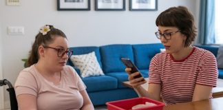 Vivre chez soi avec un handicap : les solutions d’aide à domicile Un service à domicile chez une personne handicapée.