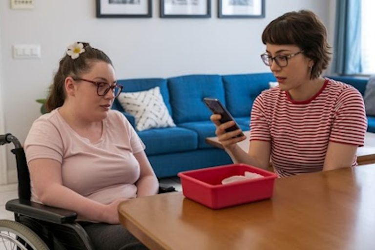 Un service à domicile chez une personne handicapée.