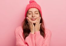 7 conseils pour une routine beauté à moindre frais cet hiver Une jeune femme prenant soin de sa peau par temps froid.