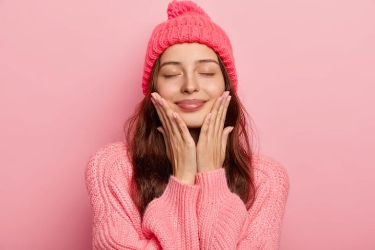 Une jeune femme prenant soin de sa peau par temps froid.