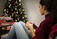 Fêtes de fin d’année: comment gérer la solitude quand on est loin de sa famille ? Une femme qui vit mal sa solitude pour les fêtes de fin d'année.