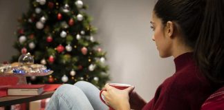 Fêtes de fin d’année: comment gérer la solitude quand on est loin de sa famille ? Une femme qui vit mal sa solitude pour les fêtes de fin d'année.