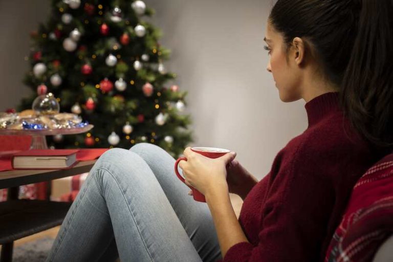 Une femme qui vit mal sa solitude pour les fêtes de fin d'année.
