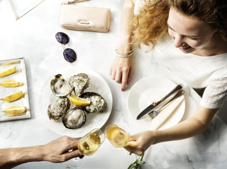 Après avoir mangé des fruits de mer avariés, un couple est frappé par une intoxication alimentaire.